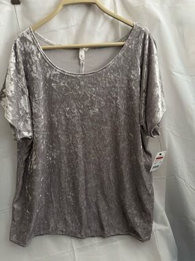 NY Collection Crushed Velvet Top in Silver, XL. Short sleeve,scoop neck box top.